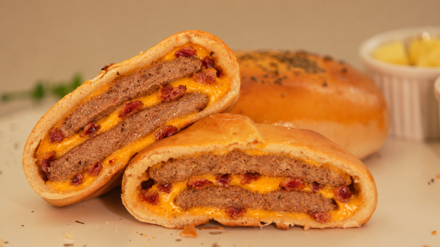 X-Cheddar e Bacon Duplo (imagem ilustrativa do recheio)
